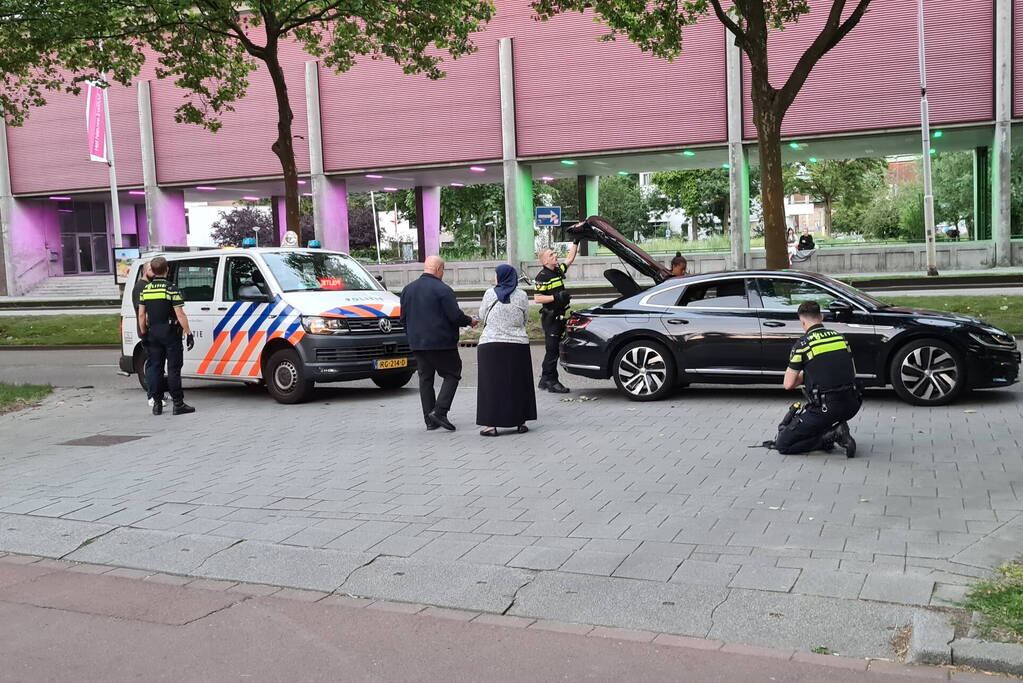 Politie houdt auto staande en doet een aanhouding