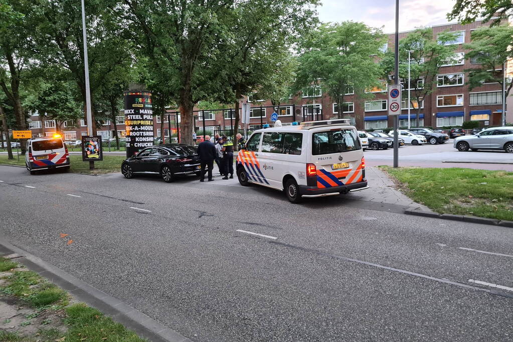 Politie houdt auto staande en doet een aanhouding
