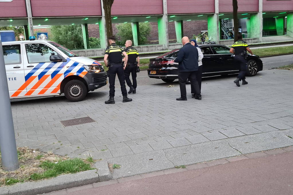 Politie houdt auto staande en doet een aanhouding