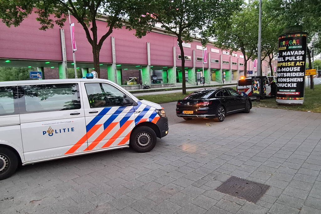 Politie houdt auto staande en doet een aanhouding