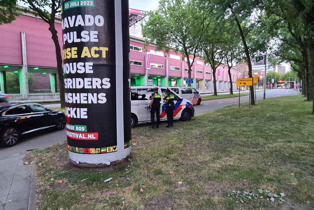 Politie houdt auto staande en doet een aanhouding