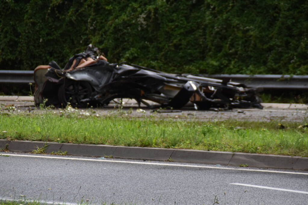 Automobilist overleden bij crash tegen boom