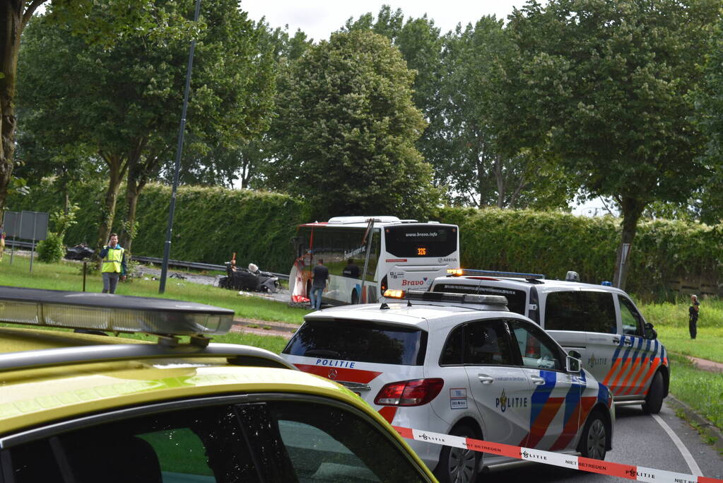 Automobilist overleden bij crash tegen boom