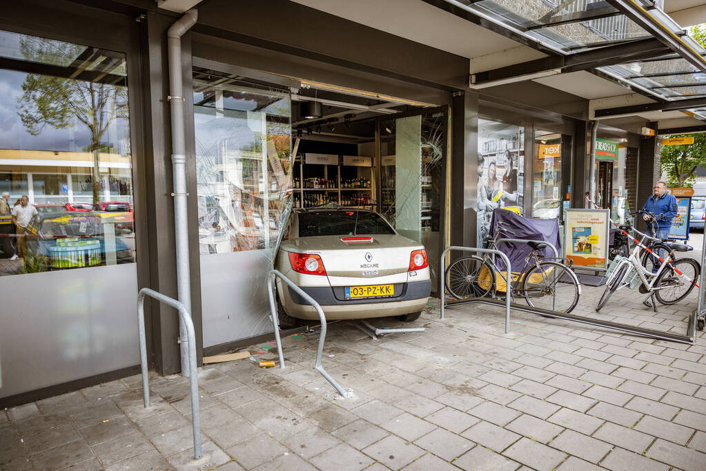 Automobilist rijdt dwars door fietsenstalling eindigt in Jumbo slijterij