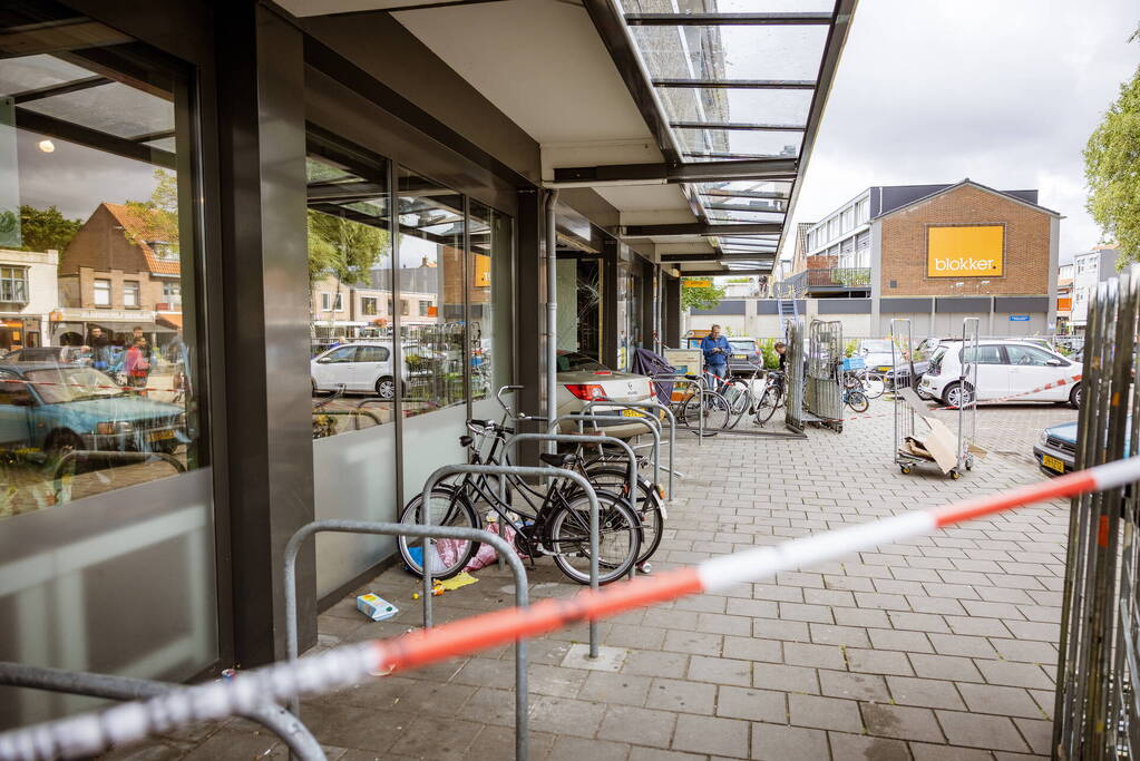 Automobilist rijdt dwars door fietsenstalling eindigt in Jumbo slijterij