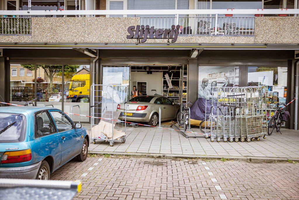 Automobilist rijdt dwars door fietsenstalling eindigt in Jumbo slijterij