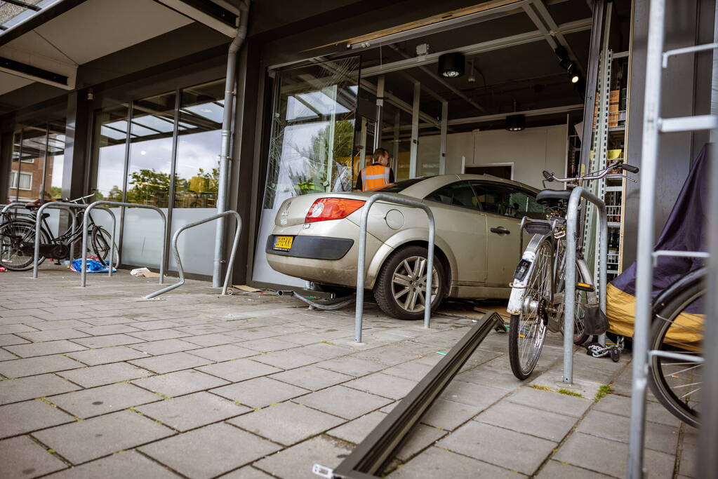 Automobilist rijdt dwars door fietsenstalling eindigt in Jumbo slijterij