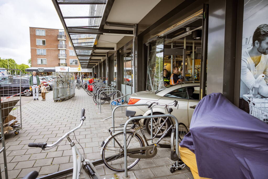 Automobilist rijdt dwars door fietsenstalling eindigt in Jumbo slijterij