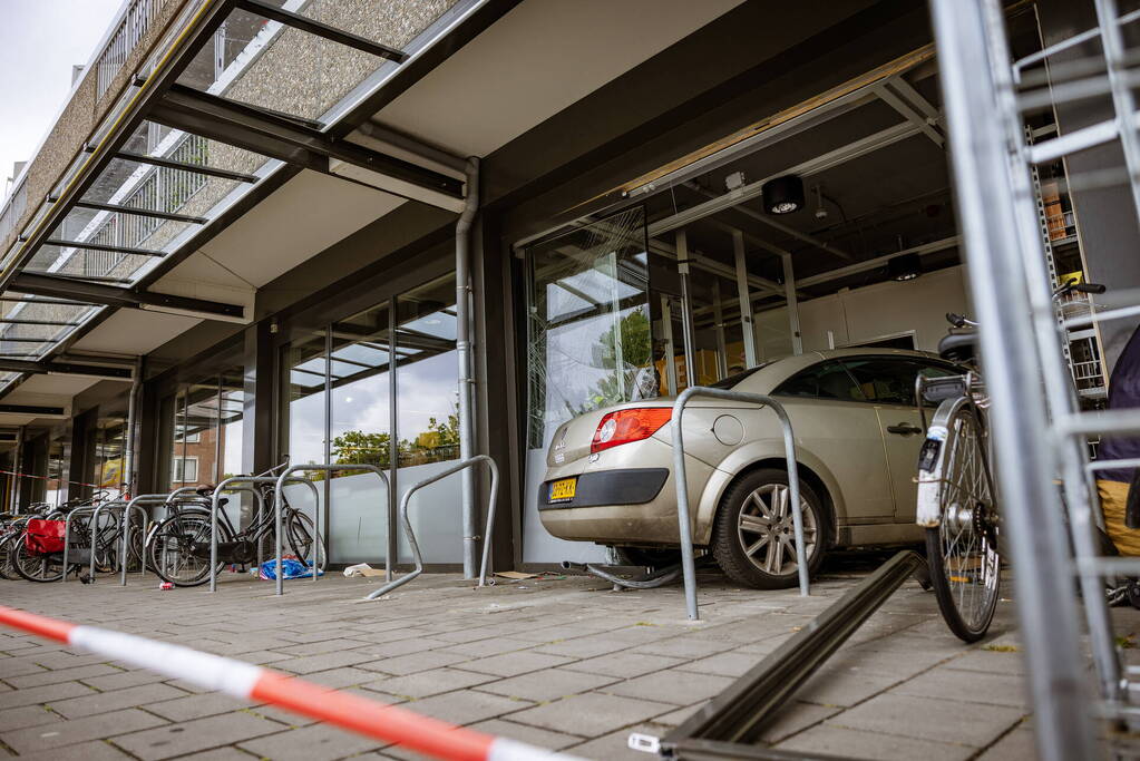 Automobilist rijdt dwars door fietsenstalling eindigt in Jumbo slijterij