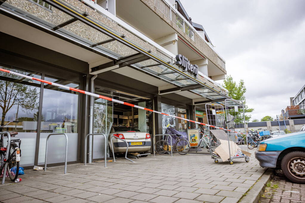 Automobilist rijdt dwars door fietsenstalling eindigt in Jumbo slijterij