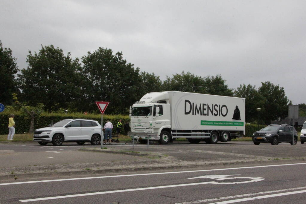 Vrachtwagen botst op voorligger