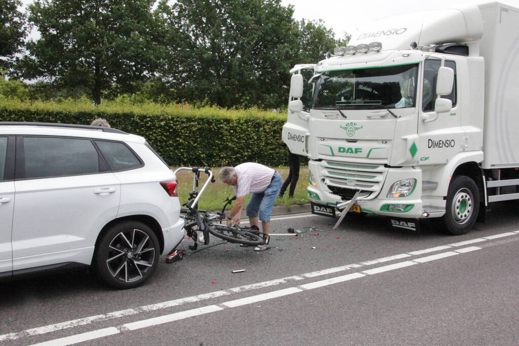 Vrachtwagen botst op voorligger