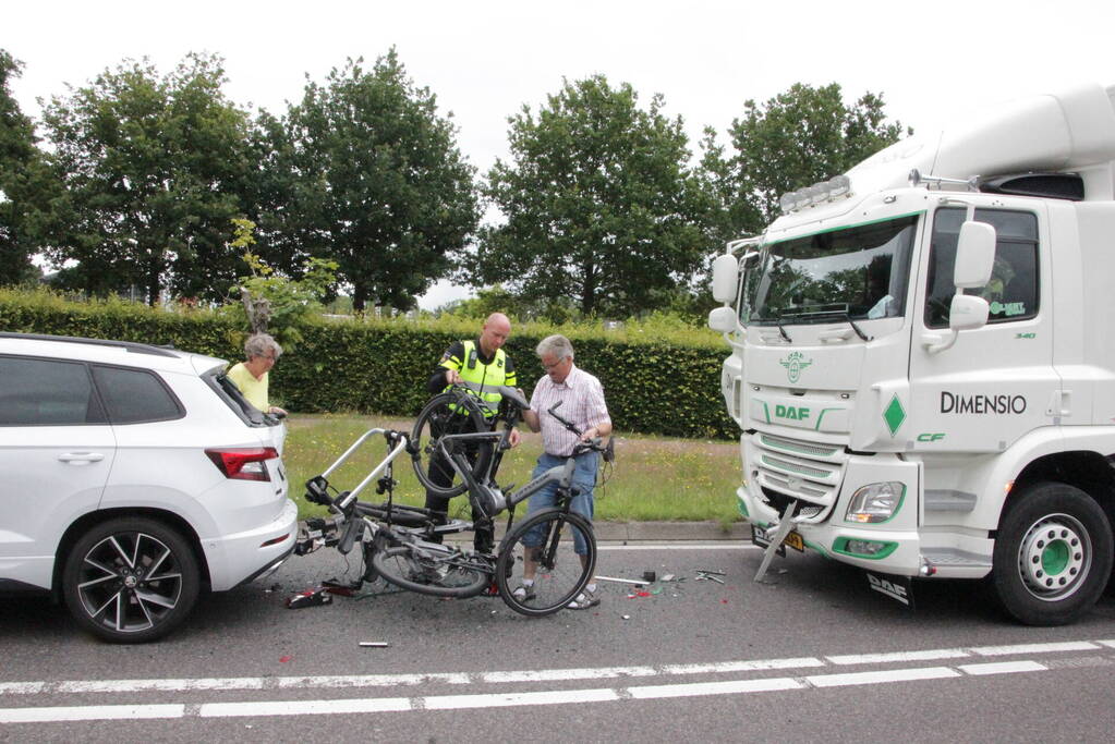 Vrachtwagen botst op voorligger