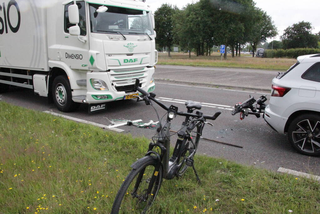 Vrachtwagen botst op voorligger