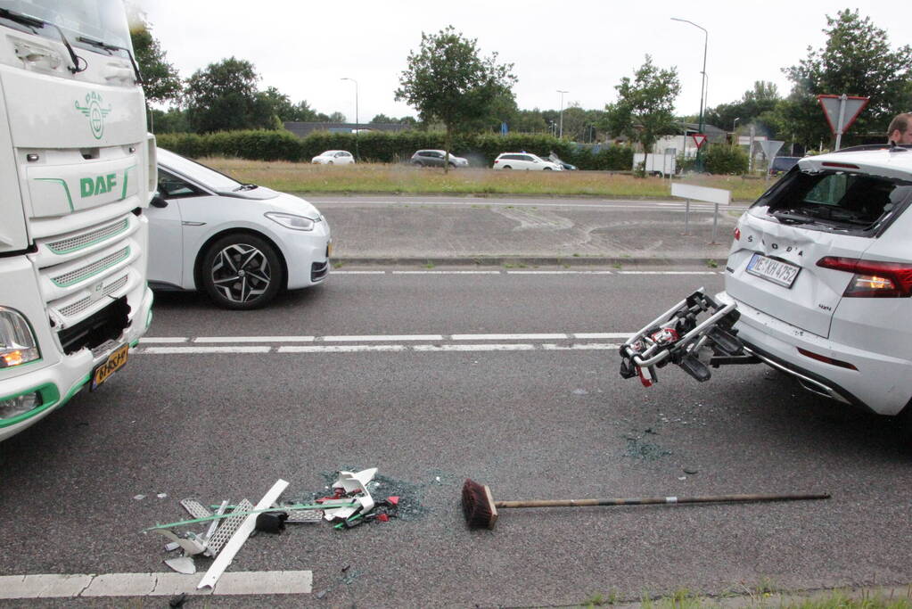 Vrachtwagen botst op voorligger
