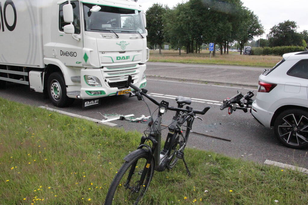 Vrachtwagen botst op voorligger