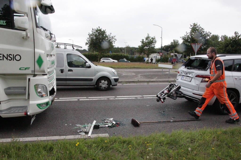 Vrachtwagen botst op voorligger