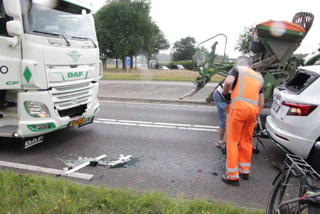 Vrachtwagen botst op voorligger