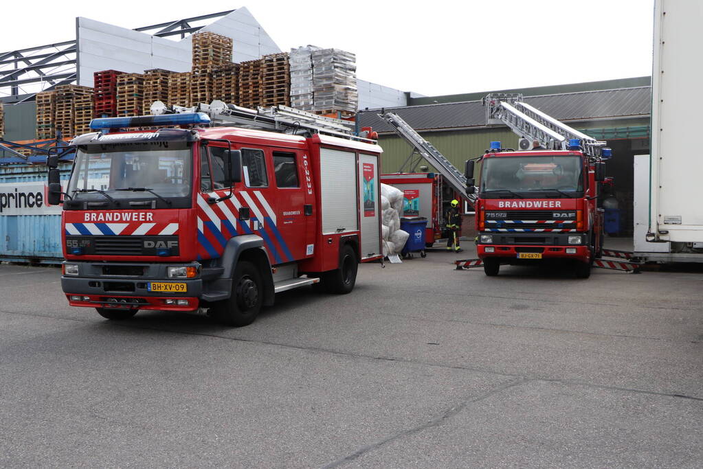 Rookontwikkeling bij brand in groothandel voor diervoeding