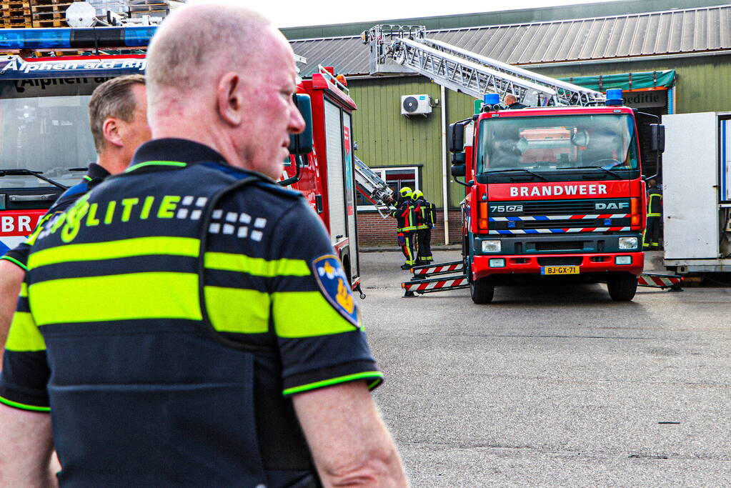 Rookontwikkeling bij brand in groothandel voor diervoeding