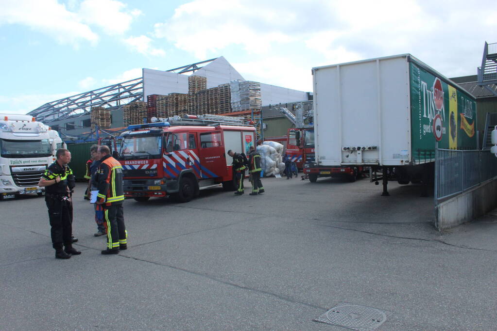 Rookontwikkeling bij brand in groothandel voor diervoeding