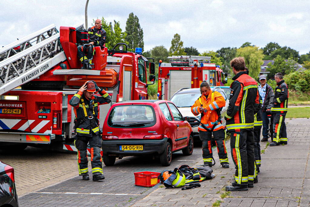 Grote tak van boom afgebroken over voetpad