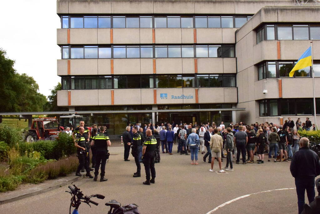 Boerenprotest met eieren tijdens raadsvergadering