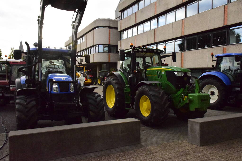 Boerenprotest met eieren tijdens raadsvergadering