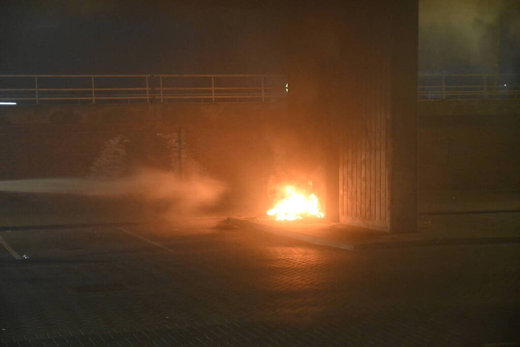 Rook autobanden trekt over de snelweg