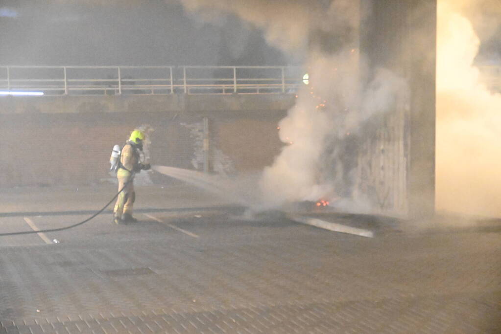 Rook autobanden trekt over de snelweg