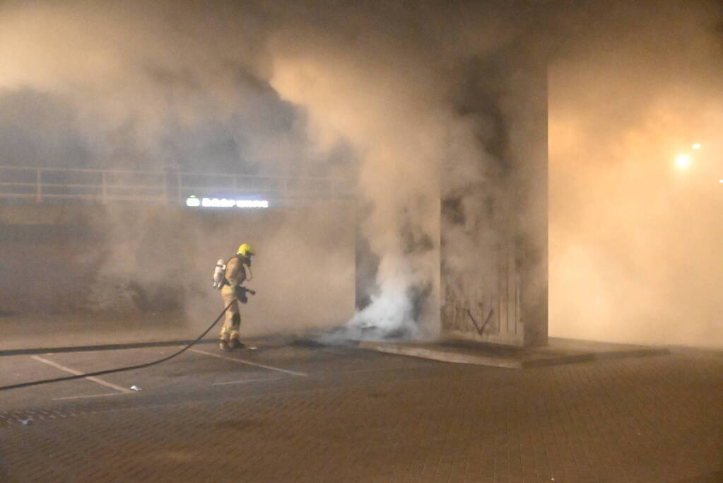 Rook autobanden trekt over de snelweg