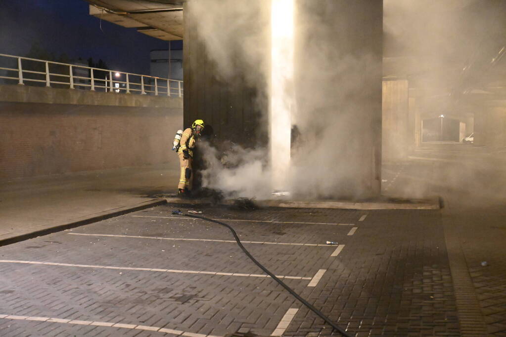 Rook autobanden trekt over de snelweg