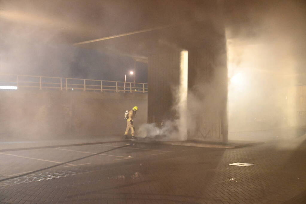 Rook autobanden trekt over de snelweg
