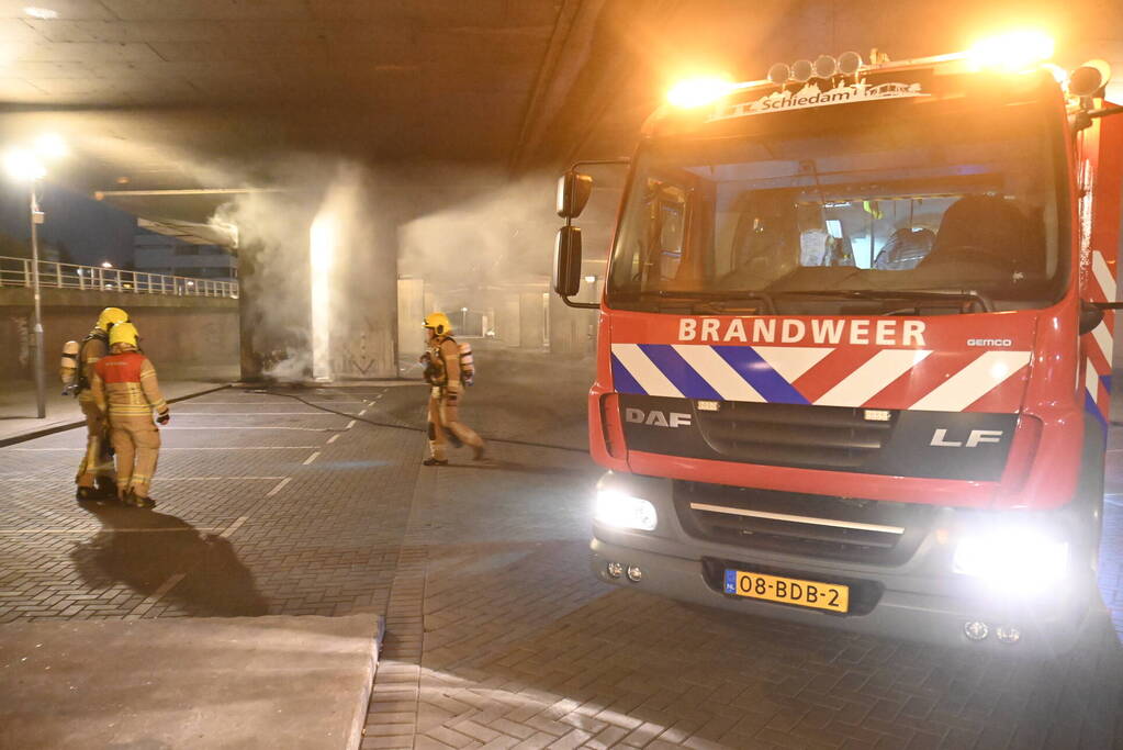 Rook autobanden trekt over de snelweg