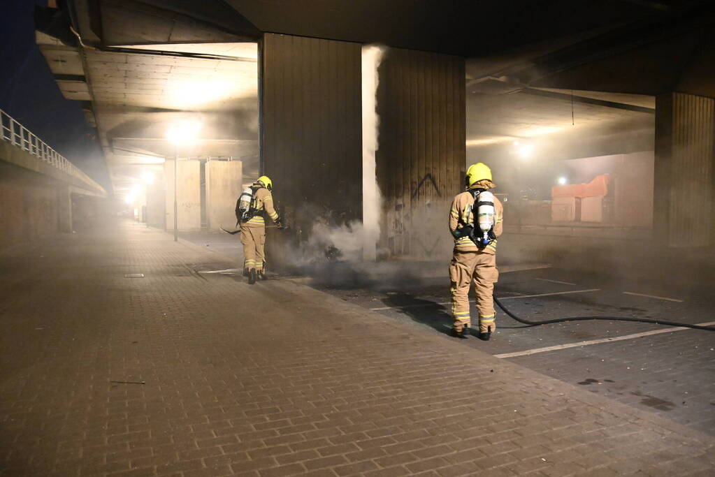 Rook autobanden trekt over de snelweg