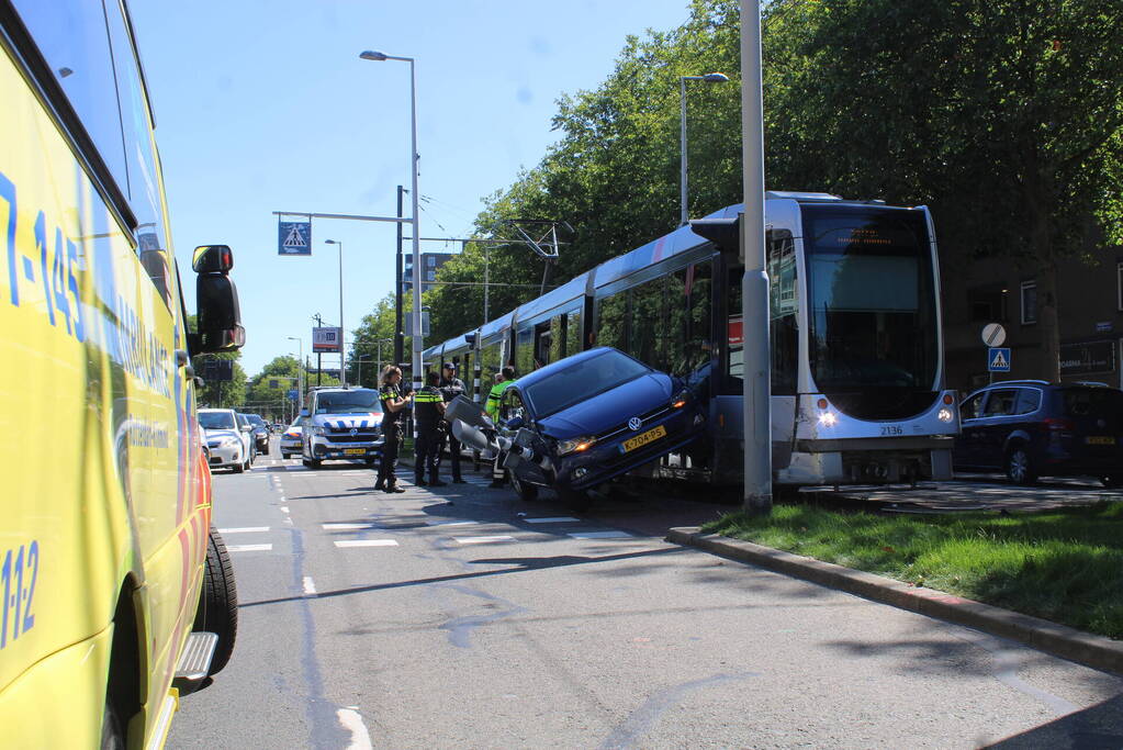 Auto eindigt op verkeerslicht na botsing met tram