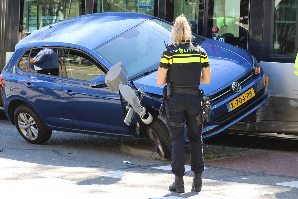 Auto eindigt op verkeerslicht na botsing met tram