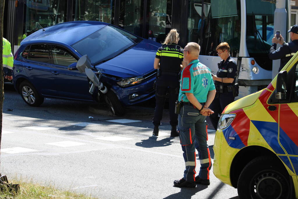 Auto eindigt op verkeerslicht na botsing met tram
