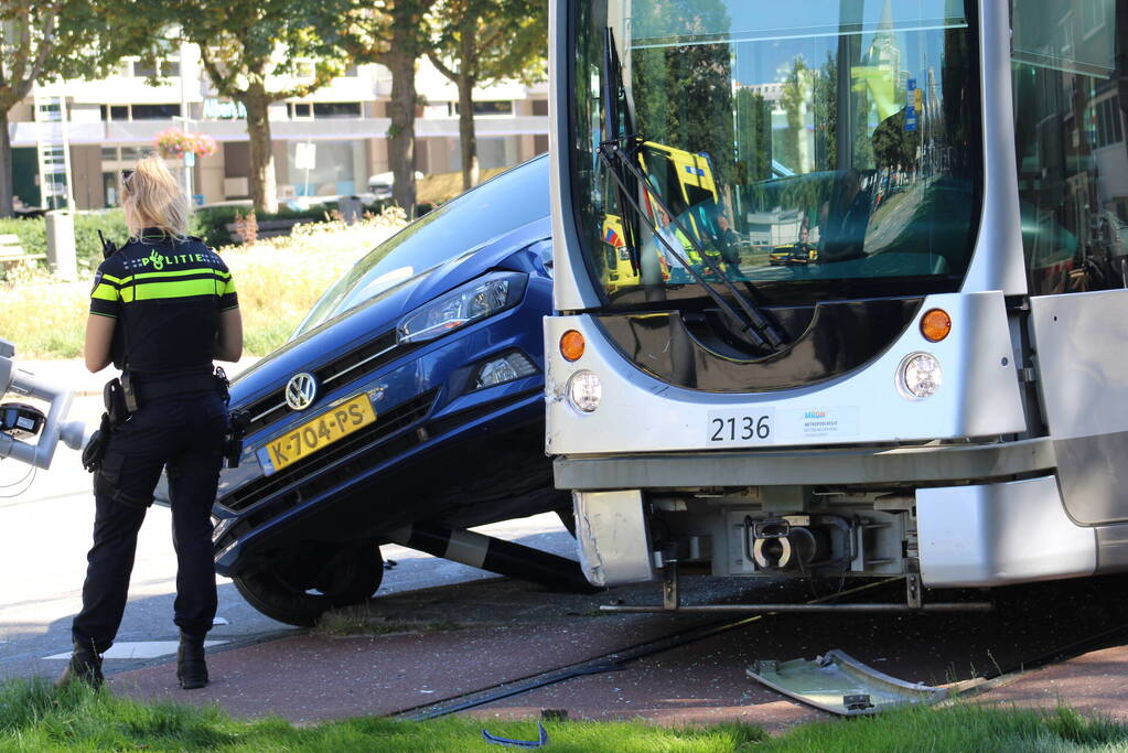 Auto eindigt op verkeerslicht na botsing met tram