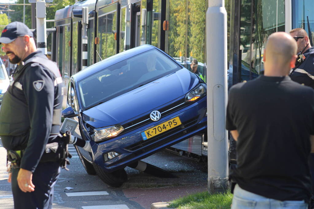 Auto eindigt op verkeerslicht na botsing met tram