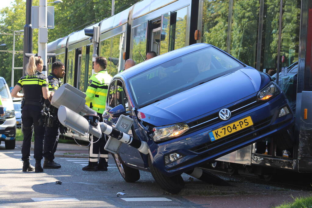 Auto eindigt op verkeerslicht na botsing met tram