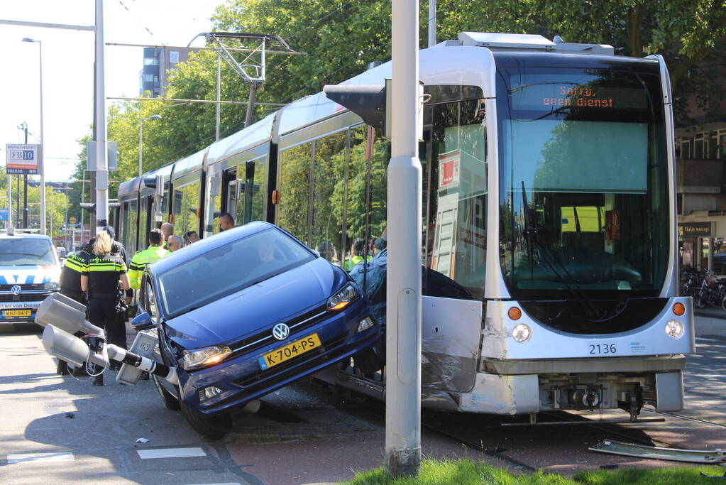 Auto eindigt op verkeerslicht na botsing met tram