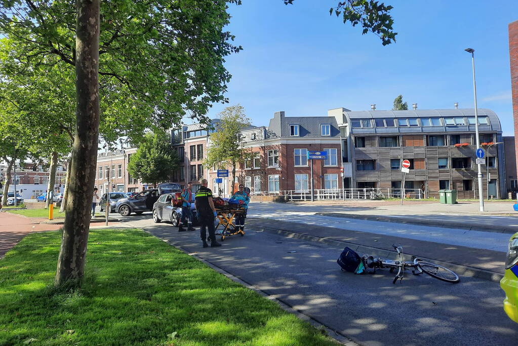 Fietser gewond bij botsing met auto