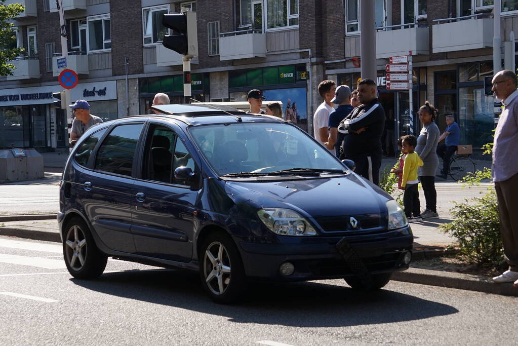 Fietser geschept door personenwagen