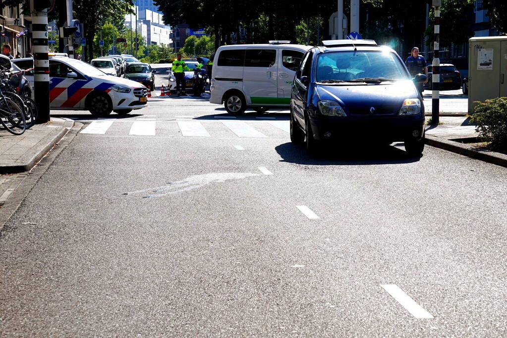 Fietser geschept door personenwagen