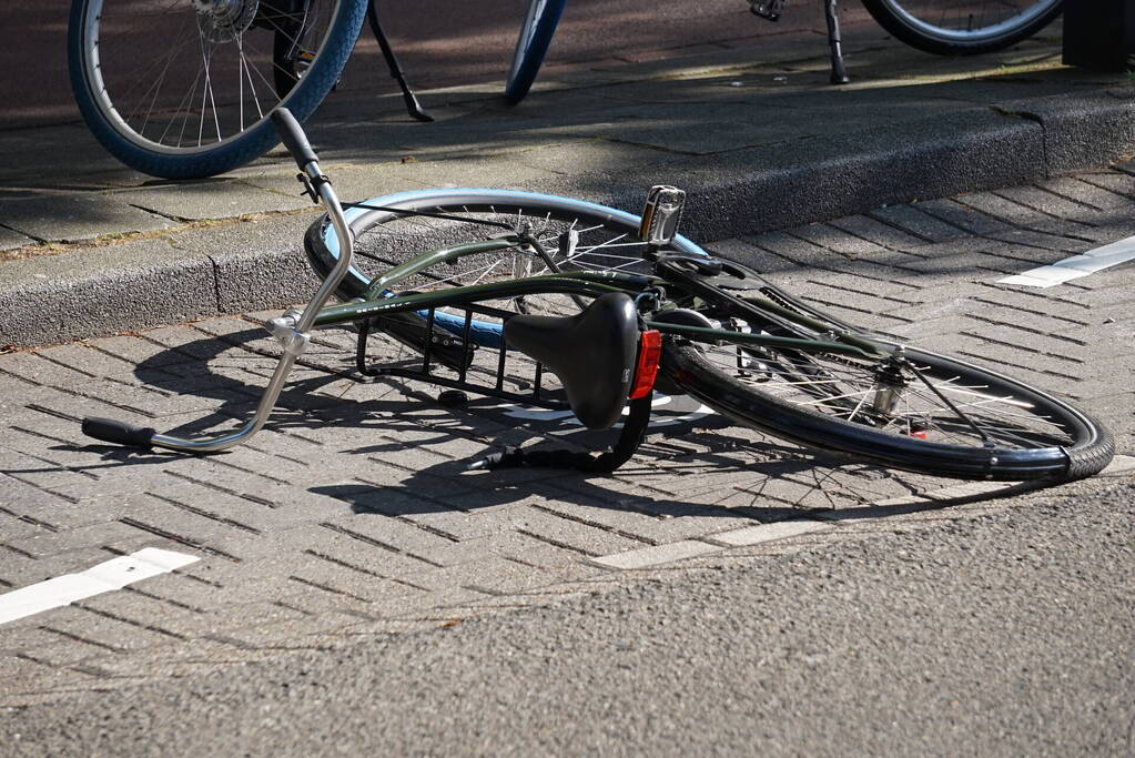 Fietser geschept door personenwagen