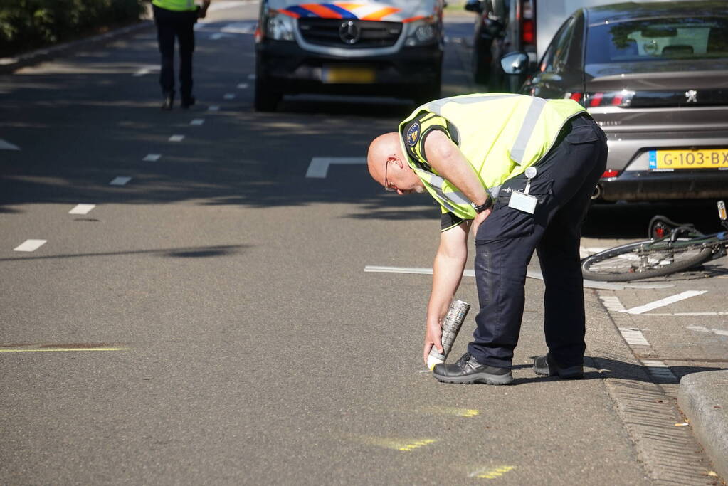 Fietser geschept door personenwagen