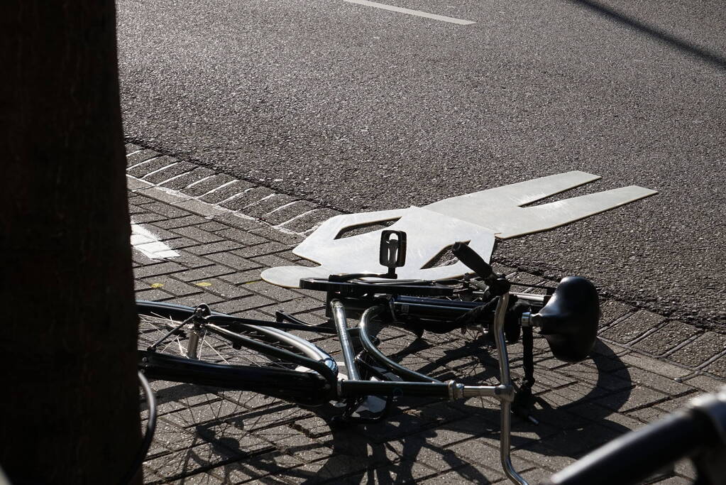 Fietser geschept door personenwagen