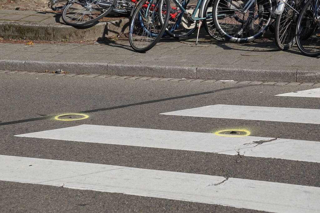 Fietser geschept door personenwagen