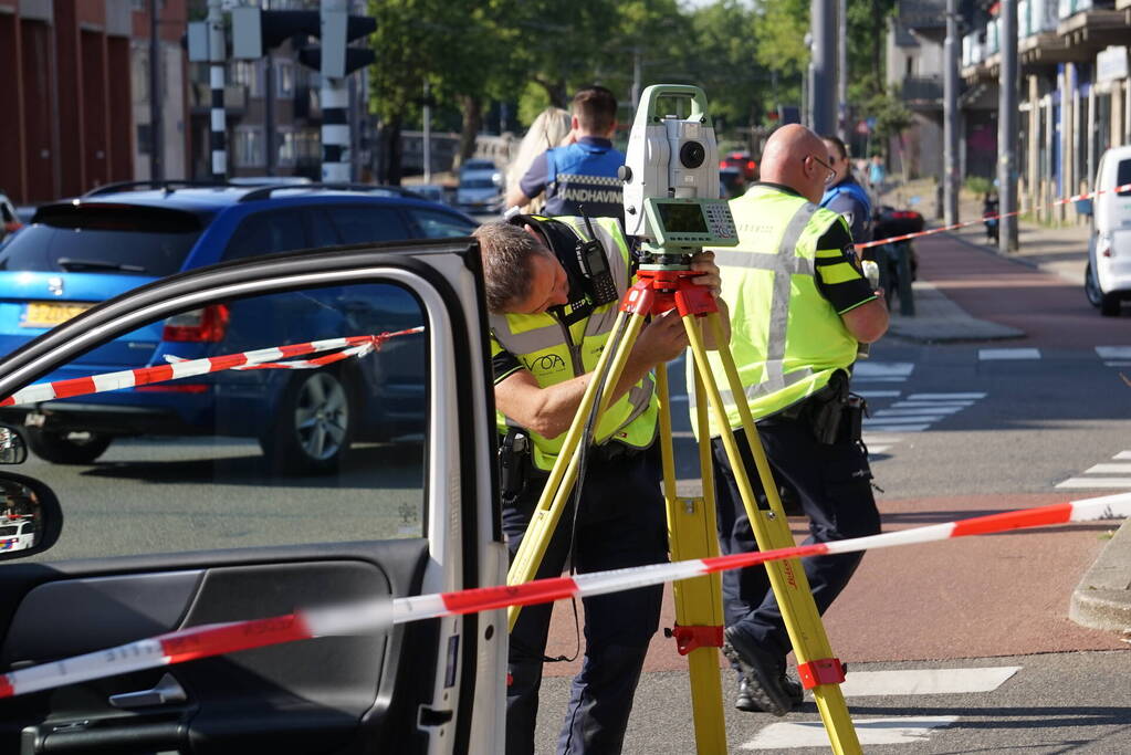Fietser geschept door personenwagen